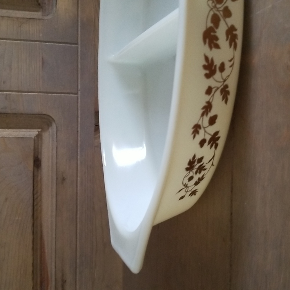 Vintage Pyrex Golden Acorn Divided Serving Dish - Picture 7 of 16
